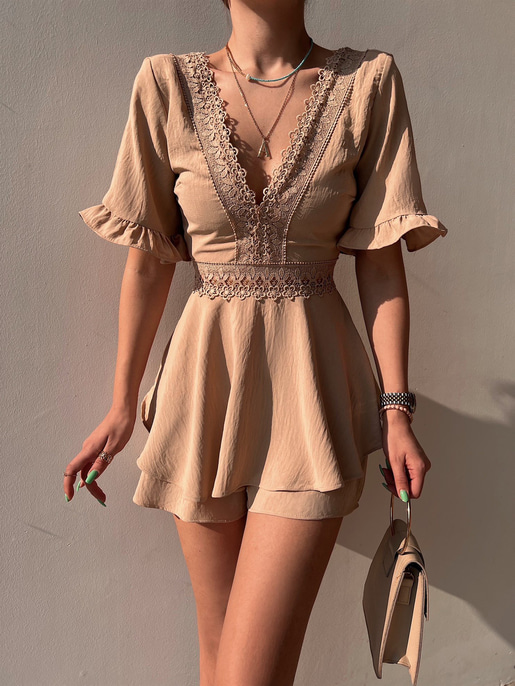 V Yaka Önü Dantel Detay Volanlı Devyn Kadın Kahverengi Şort Tulum 22Y000078