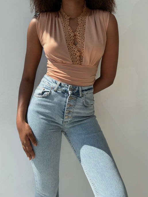 Vatkalı Derin V Dantel Yaka Elanor Kadın Camel Bodysuit 22Y000067