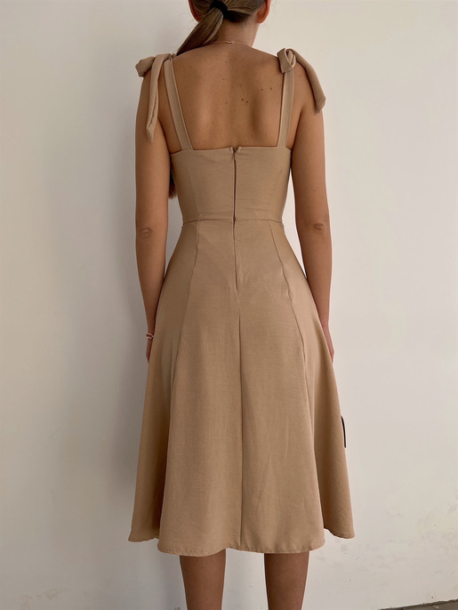 Yırtmaçlı Göğüs Büzgülü Kiloş Arlene Kadın Bej Midi Elbise 22Y000019