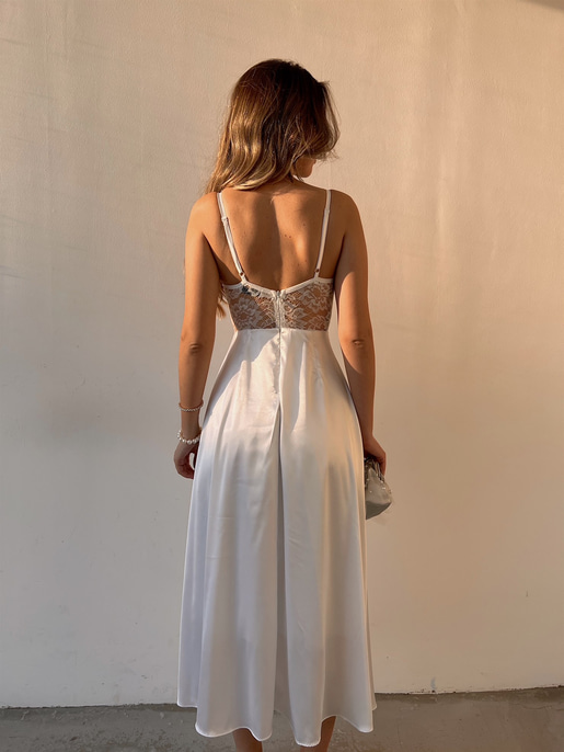 Yırtmaçlı Göğüs Kuplu İnce Askılı Astrid Kadın Beyaz Saten Elbise 22Y000036