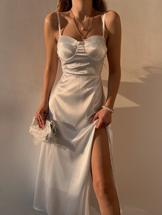 Yırtmaçlı Göğüs Kuplu İnce Askılı Astrid Kadın Beyaz Saten Elbise 22Y000036