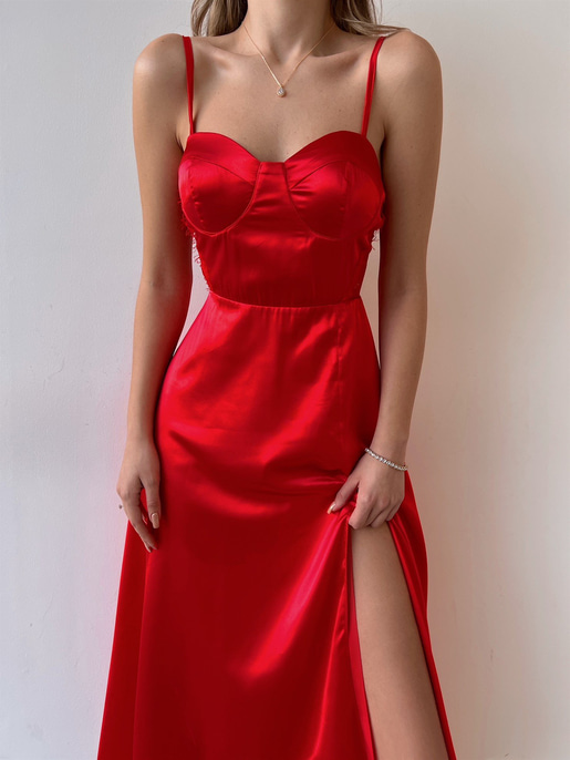 Yırtmaçlı Göğüs Kuplu İnce Askılı Astrid Kadın Kırmızı Saten Elbise 22Y000036
