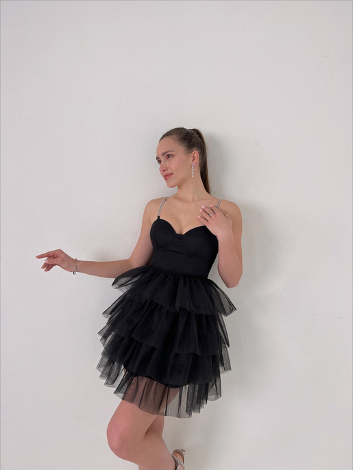 Zincir Askılı Eteği Tül Fırfır Detaylı Taryn Kadın Siyah Mini Elbise 23Y000028