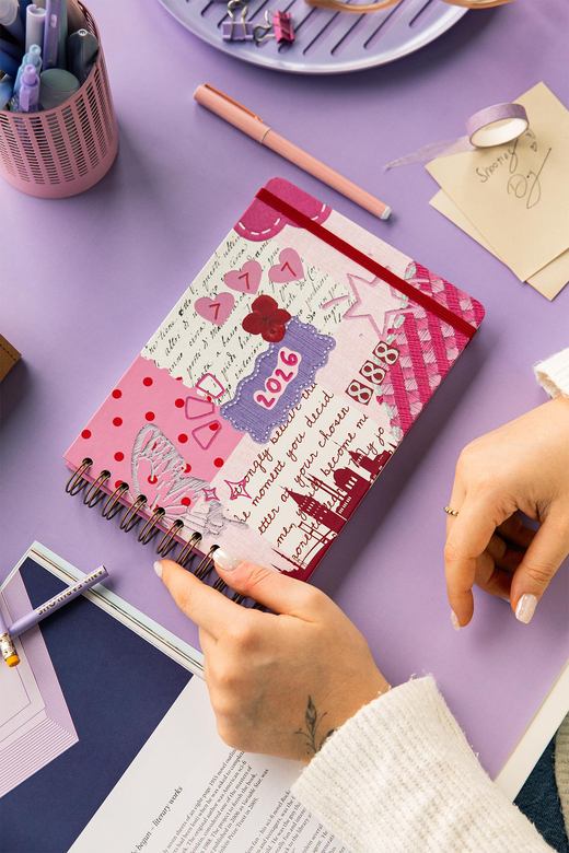 2026 Dikey Haftalık Ajanda – Yatay A5 Formda Spiralli Sert Kapak Haftalık Ajanda 21x15 cm Kolaj