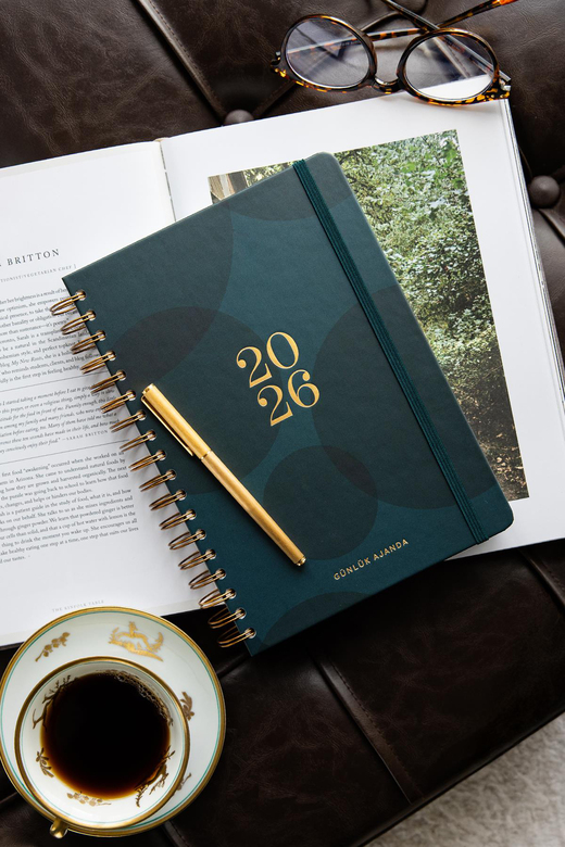 2026 Spiralli Günlük Ajanda 12 Aylık – 17x24 cm Koyu Yeşil