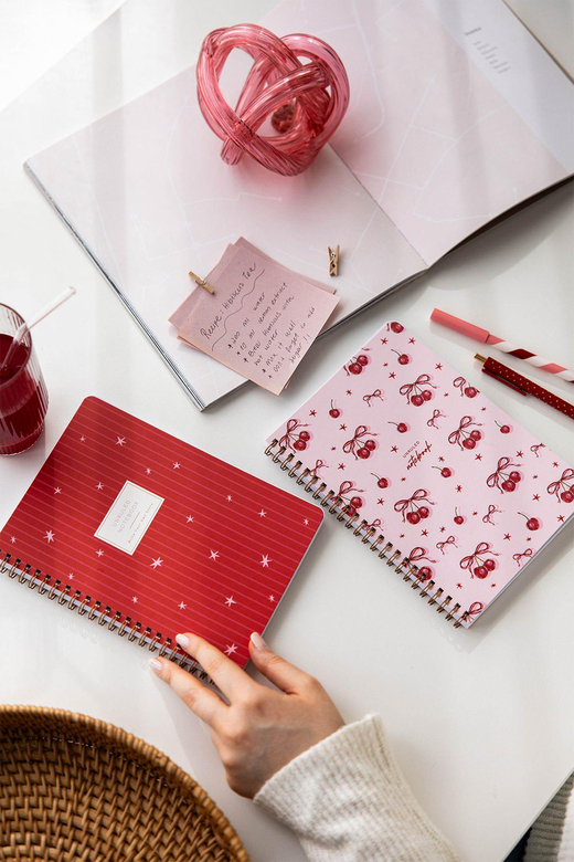 A5 Spiralli Karton Kapak 2’li Set Düz Çizgisiz Okul Defteri 80 yaprak, Ders Programlı Kiraz