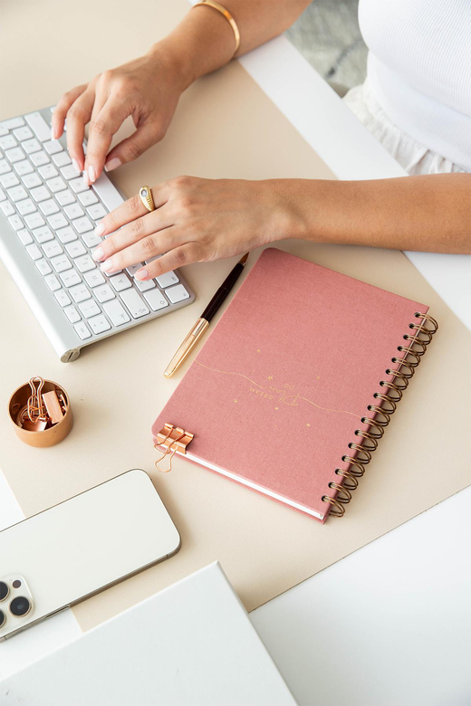 A5 Spiralli Sert Kapak Keten Çizgili Tarihsiz Not Defteri Pembe