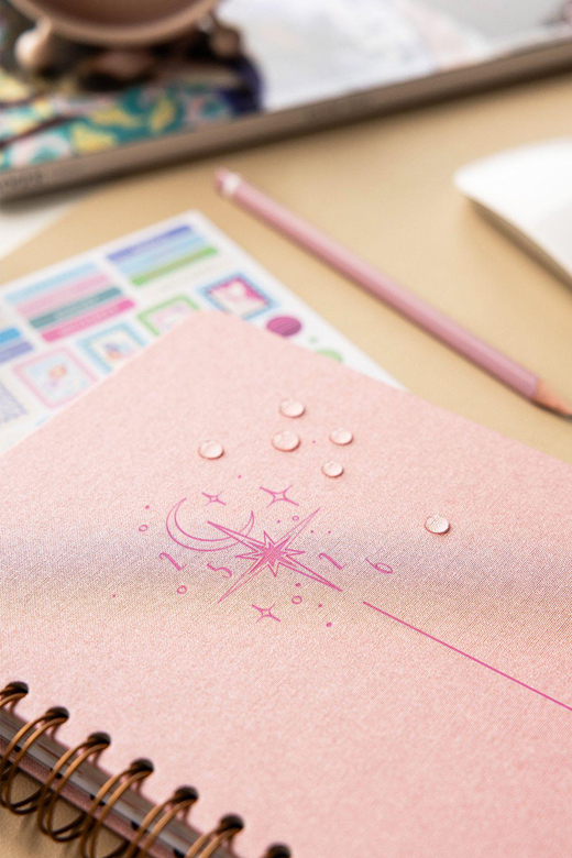 2025-2026 A5 Spiralli Renkli Akademik Ajanda Kir ve Suya Dayanıklı Sert Kapak - Pembe