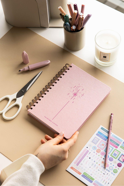 2025-2026 A5 Spiralli Renkli Akademik Ajanda Kir ve Suya Dayanıklı Sert Kapak - Pembe