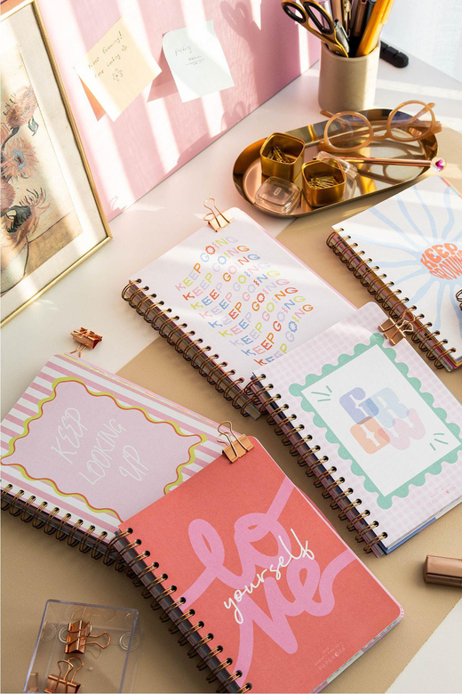 2025 A5 Spiralli Renkli Haftalık Ajanda 12 Aylık – Motivasyon Sayfalı Kelebek