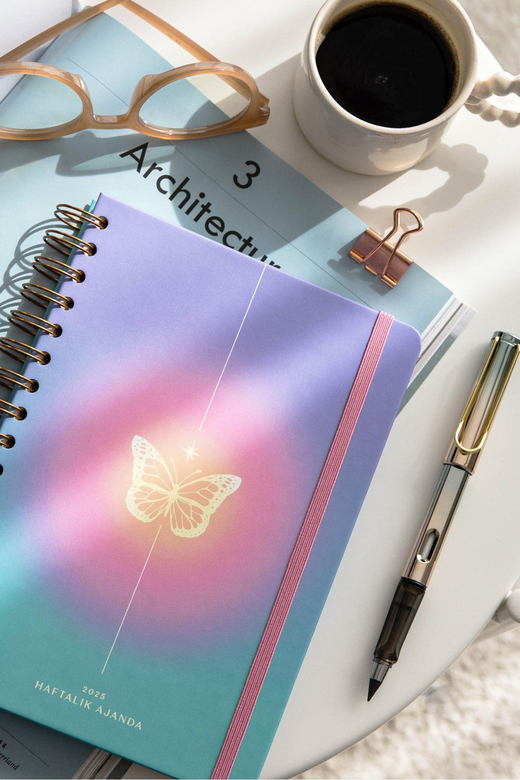 2025 A5 Spiralli Renkli Haftalık Ajanda 12 Aylık – Motivasyon Sayfalı Kelebek