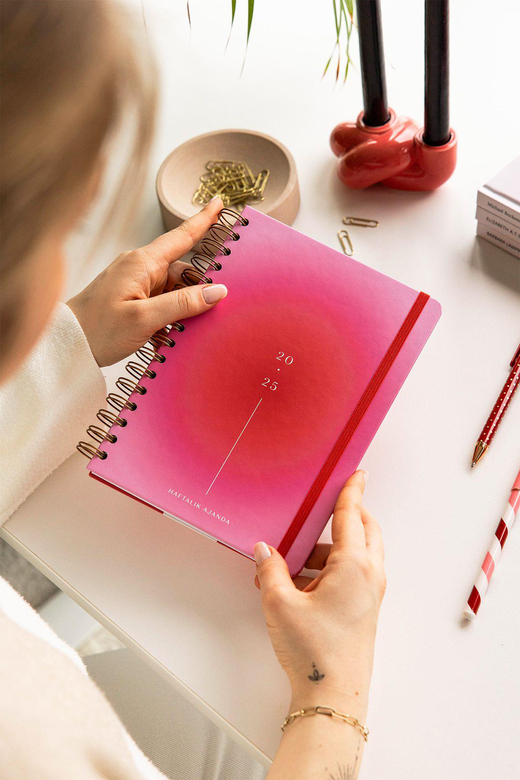 2025 A5 Spiralli Renkli Haftalık Ajanda 12 Aylık – Motivasyon Sayfalı Aura