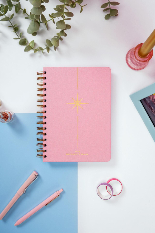 2025 Spiralli A5 Haftalık Ajanda – Kir ve Suya Dayanıklı Sert Kapak - Pembe