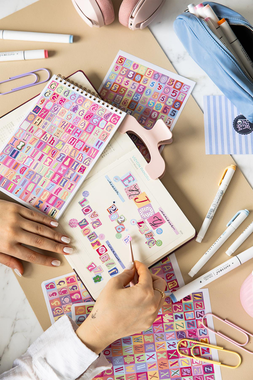 A5 18 Yaprak Harf Sticker Defteri – Alfabe, Rakam ve Noktalama İşaretleri Seti