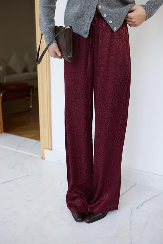 Bordo Leopar Desen Beli Lastikli Bol Paça  Parlak Kumaş Pantolon