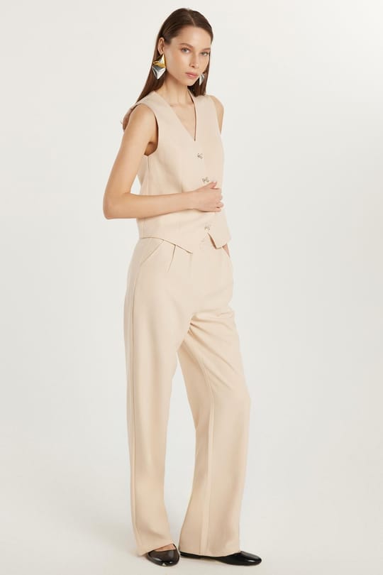 Kadın Standart Fit Sıfır Kol Kruvaze Yaka Düğmeli Bej Yelekli Pantolonlu Takım