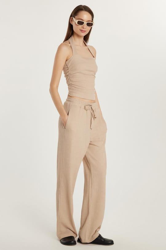 Kadın Slim Fit Dar Kesim Askılı Yaka Beli Lastikli Bej Bluz Pantolonlu Takım
