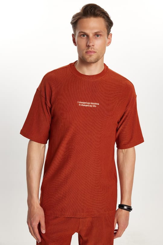 Erkek Standart Fit Pamuklu Jakarlı Baskılı Bisiklet Yaka Beli Bağcıklı Kiremit Şort Takım