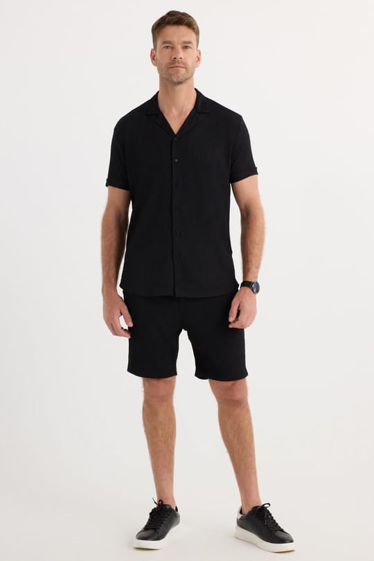 Erkek Slim Fit Dar Kesim Apaş Yaka Beli Bağcıklı Siyah Gömlek Şort Takım