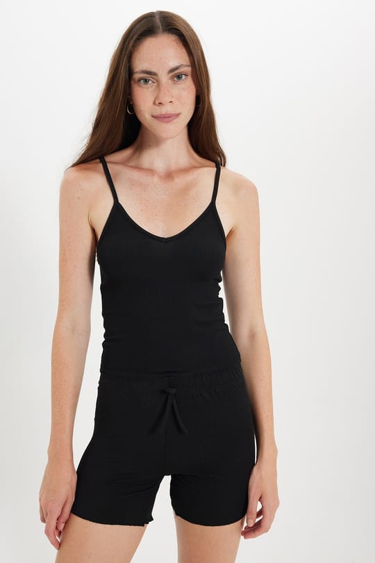 Kadın Slim Fit Dar Kesim Fitilli V Yaka Siyah Askılı Bluz ve Beli Bağlamalı Siyah Şort Takım