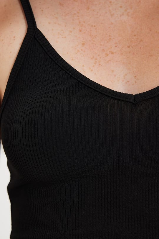 Kadın Slim Fit Dar Kesim Fitilli V Yaka Siyah Askılı Bluz ve Beli Bağlamalı Siyah Şort Takım