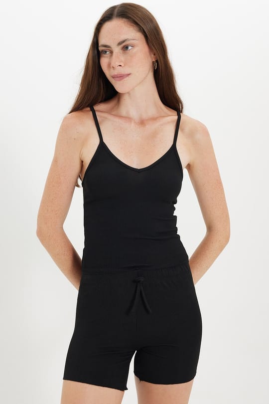 Kadın Slim Fit Dar Kesim Fitilli V Yaka Siyah Askılı Bluz ve Beli Bağlamalı Siyah Şort Takım