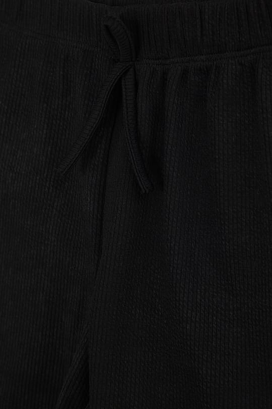 Kadın Slim Fit Dar Kesim Fitilli V Yaka Siyah Askılı Bluz ve Beli Bağlamalı Siyah Şort Takım