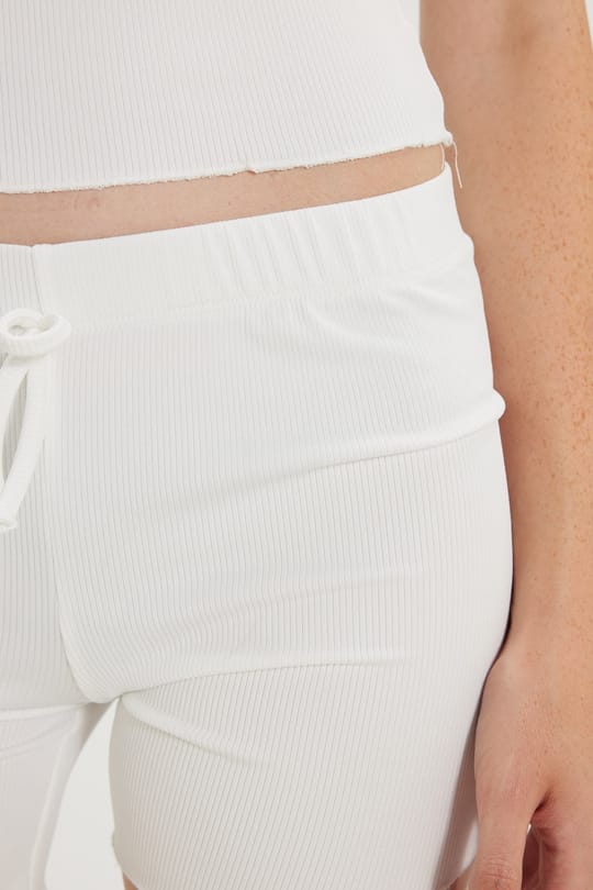 Kadın Slim Fit Dar Kesim Fitilli V Yaka Ekru Askılı Bluz ve Beli Bağlamalı Ekru Şort Takım