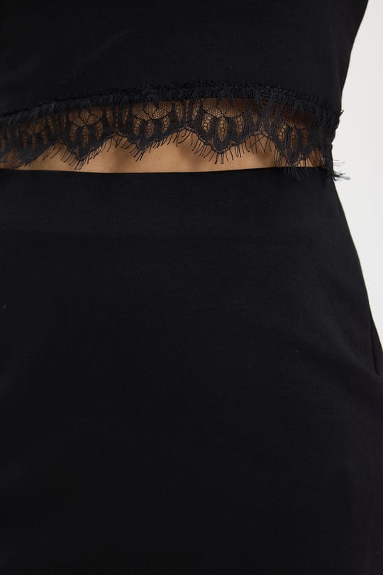 Kadın Slim Fit Dar Kesim Pamuklu Bisiklet Yaka Dantel Detaylı Siyah Etek Tişört Takım