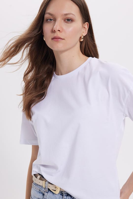 Kadın Relax Fit Rahat Kesim %100 Pamuk Bisiklet Yaka Beyaz Tişört