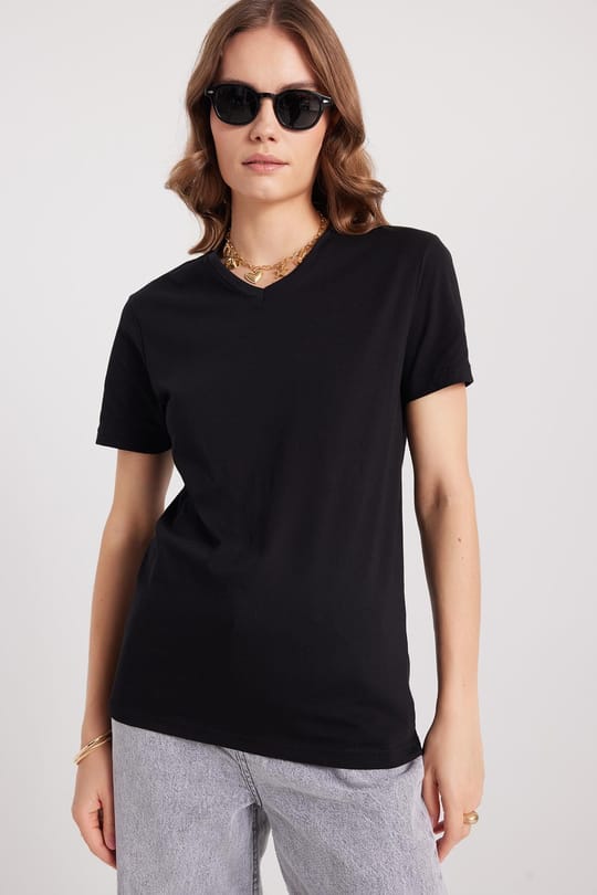 Kadın Slim Fit Dar Kesim %100 Pamuk Yumuşak Dokulu Siyah V Yaka Tişört