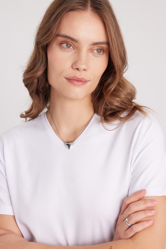 Kadın Slim Fit Dar Kesim Pamuklu Yumuşak Dokulu Likralı Esnek Kumaş Düz Basic Beyaz V Yaka Tişört