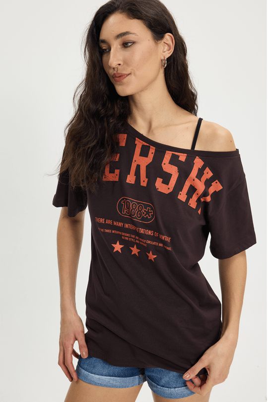 Kadın Oversize Geniş Kesim %100 Pamuk Kayık Yaka Kısa Kollu Baskılı Kahverengi Tişört