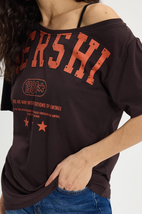 Kadın Oversize Geniş Kesim %100 Pamuk Kayık Yaka Kısa Kollu Baskılı Kahverengi Tişört