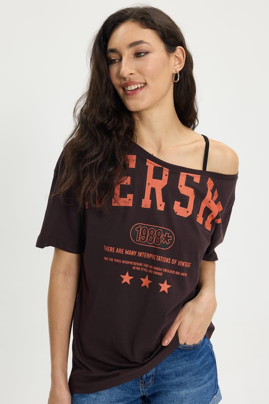 Kadın Oversize Geniş Kesim %100 Pamuk Kayık Yaka Kısa Kollu Baskılı Kahverengi Tişört