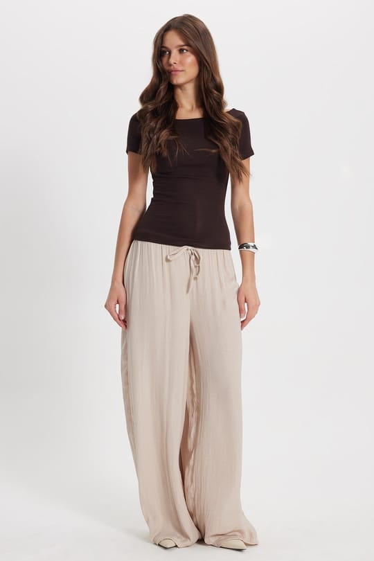 Kadın Slim Fit Dar Kesim Pamuklu Kayık Yaka Kısa Kollu Kahverengi Tişört