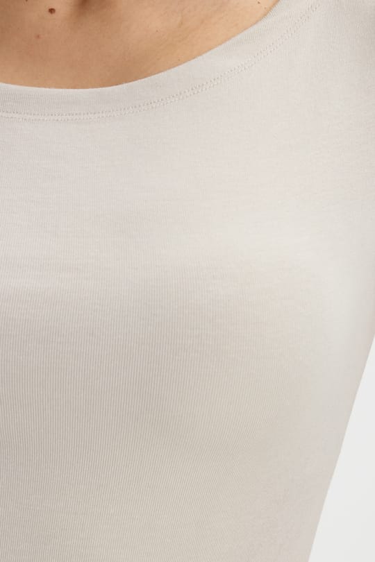 Kadın Slim Fit Dar Kesim Pamuklu Yumuşak Dokulu Kısa Kollu Kayık Yaka Bej Tişört