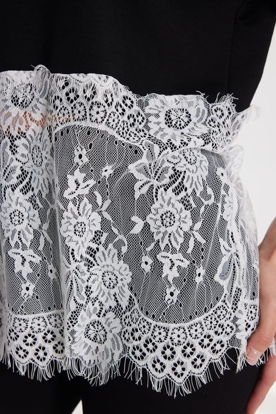 Kadın Oversize Geniş Kesim Dantel Detaylı Bisiklet Yaka Siyah Tişört