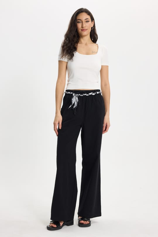Kadın Slim Fit Dar Kesim Modal Kumaş Yumuşak Dokulu Pamuklu Kare Yaka Kısa Kollu Beyaz Tişört