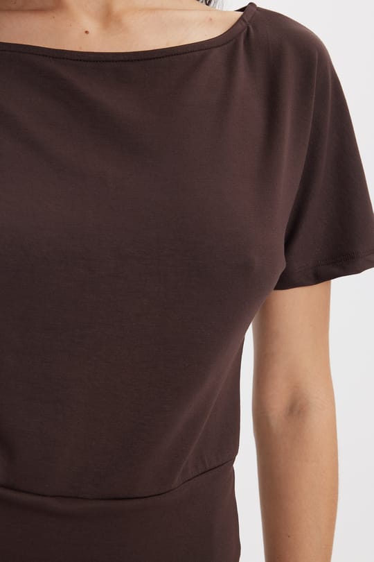 Kadın Slim Fit Dar Kesim Kısa Yarasa Kol Kayık Yaka Kahverengi Tişört