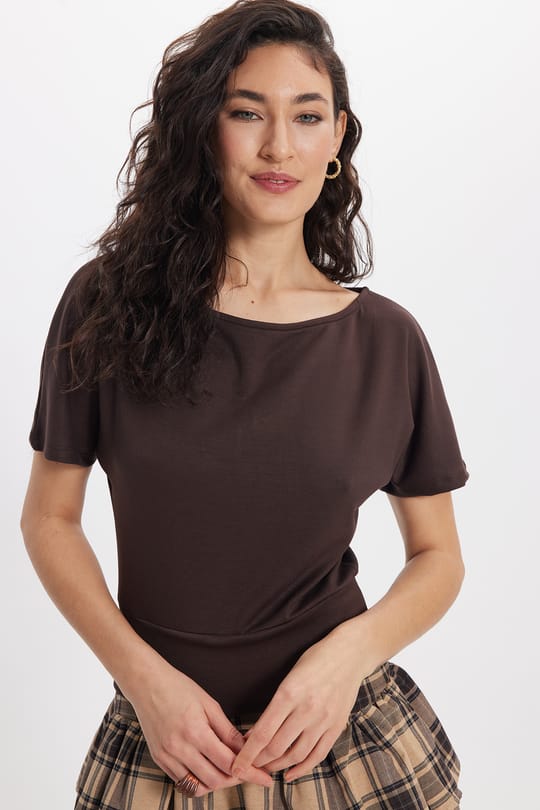 Kadın Slim Fit Dar Kesim Kısa Yarasa Kol Kayık Yaka Kahverengi Tişört