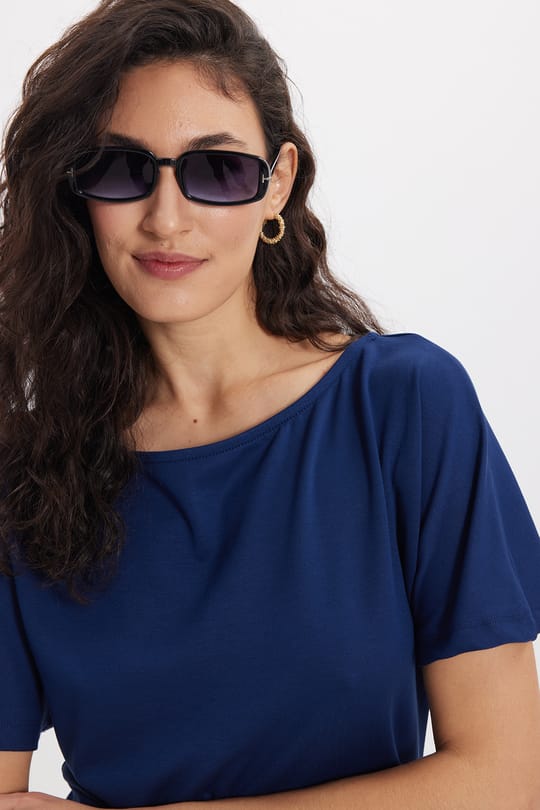 Kadın Slim Fit Dar Kesim Kısa Yarasa Kol Kayık Yaka Lacivert Tişört