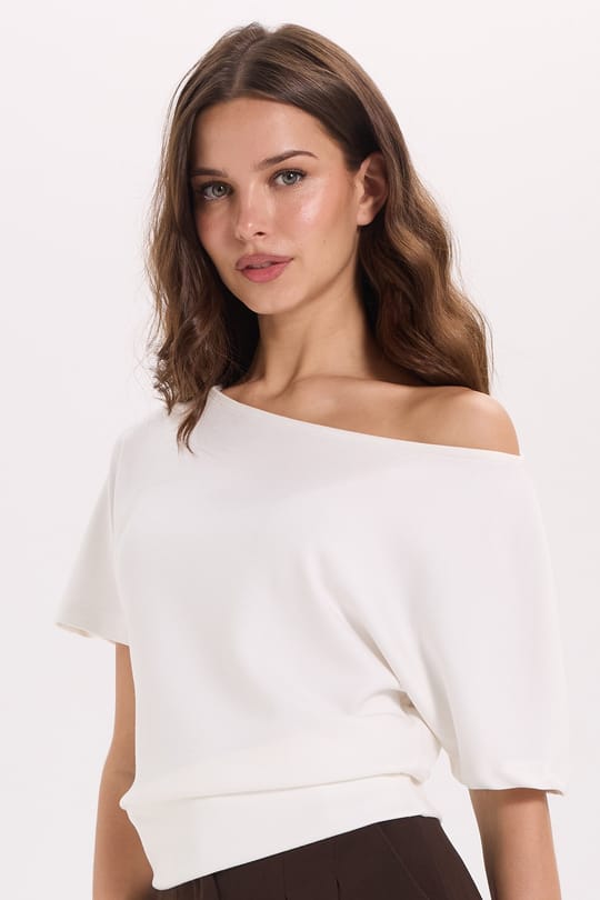 Kadın Slim Fit Dar Kesim Kısa Yarasa Kol Kayık Yaka Ekru Tişört