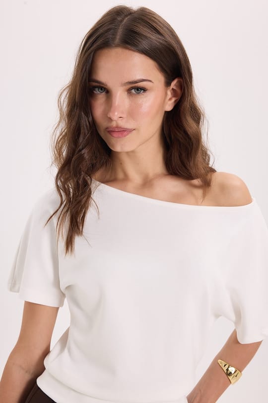 Kadın Slim Fit Dar Kesim Kısa Yarasa Kol Kayık Yaka Ekru Tişört