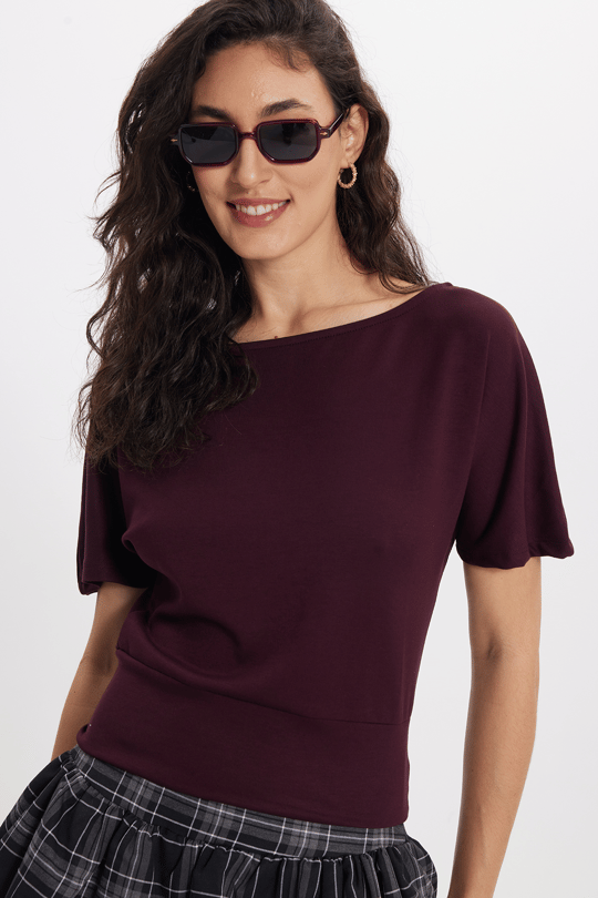 Kadın Slim Fit Dar Kesim Kısa Yarasa Kol Kayık Yaka Mürdüm Tişört