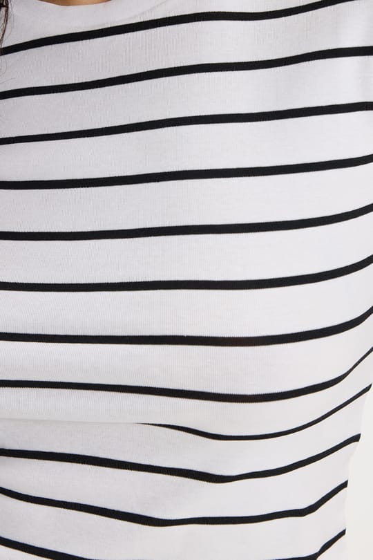 Kadın Slim Fit Dar Kesim Pamuklu  Yumuşak Dokulu Kısa Kollu Bisiklet Yaka Beyaz Tişört
