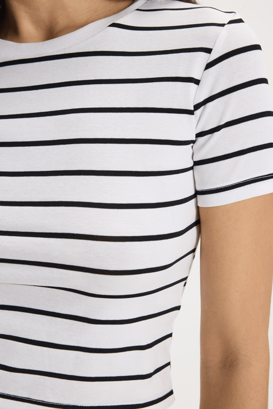 Kadın Slim Fit Dar Kesim Pamuklu  Yumuşak Dokulu Kısa Kollu Bisiklet Yaka Beyaz Tişört