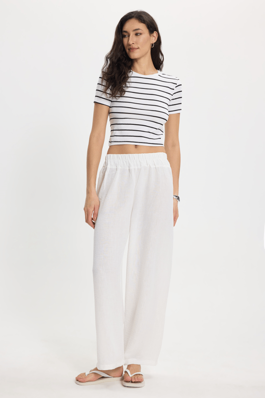 Kadın Slim Fit Dar Kesim Pamuklu  Yumuşak Dokulu Kısa Kollu Bisiklet Yaka Beyaz Tişört