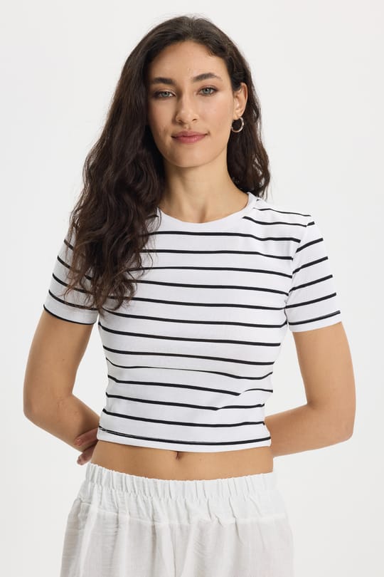 Kadın Slim Fit Dar Kesim Pamuklu  Yumuşak Dokulu Kısa Kollu Bisiklet Yaka Beyaz Tişört