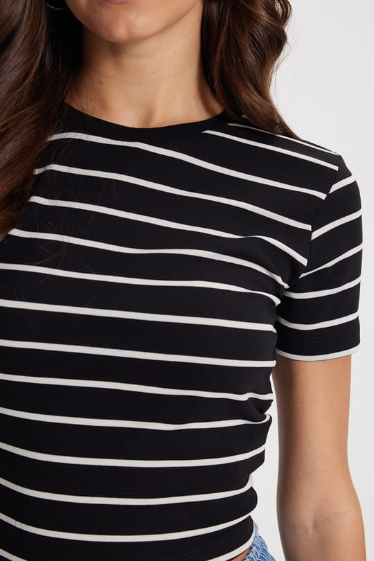 Kadın Slim Fit Dar Kesim Pamuklu  Yumuşak Dokulu Kısa Kollu Bisiklet Yaka Siyah Tişört